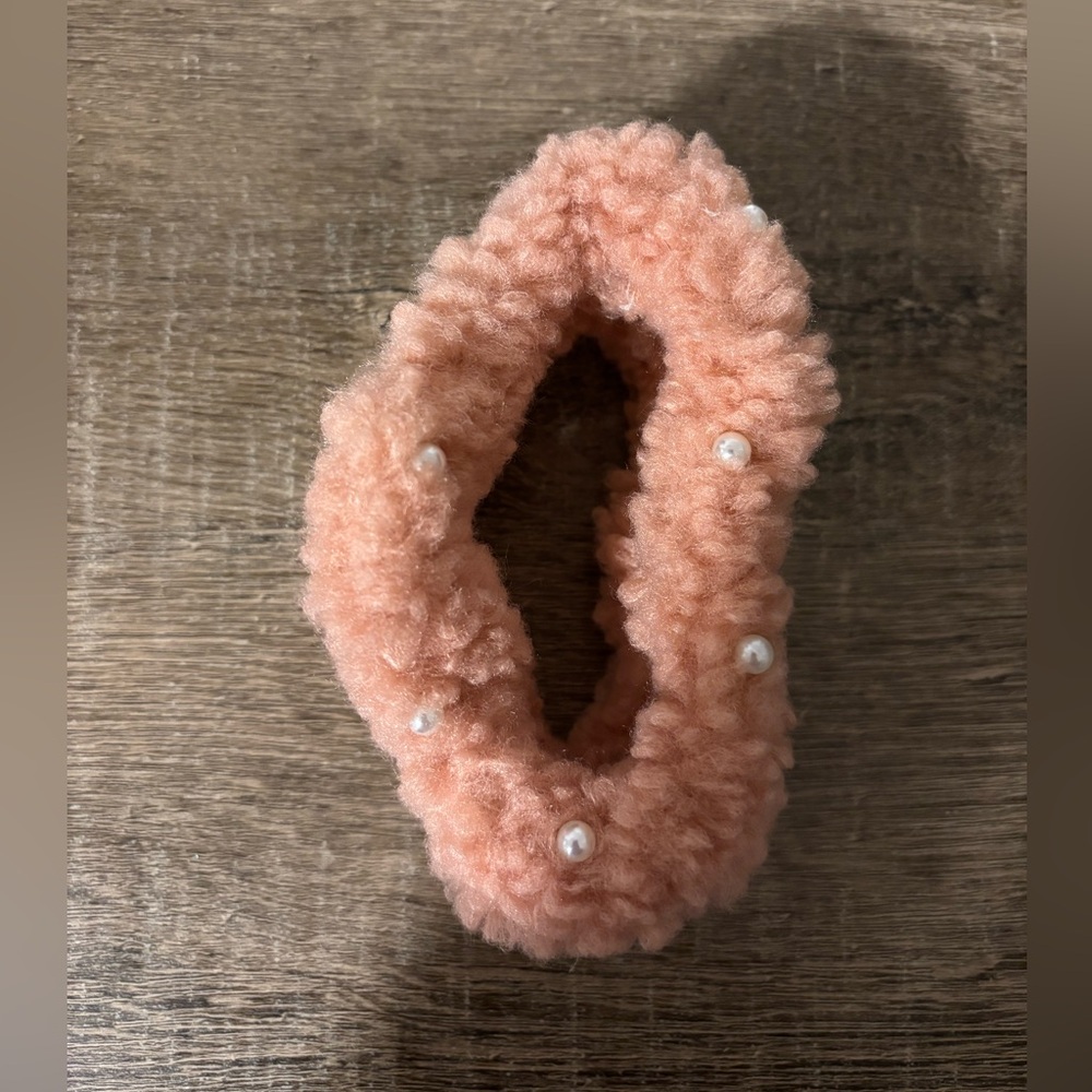 NWOT Fuzzy Pink Claw Clip with Pearls